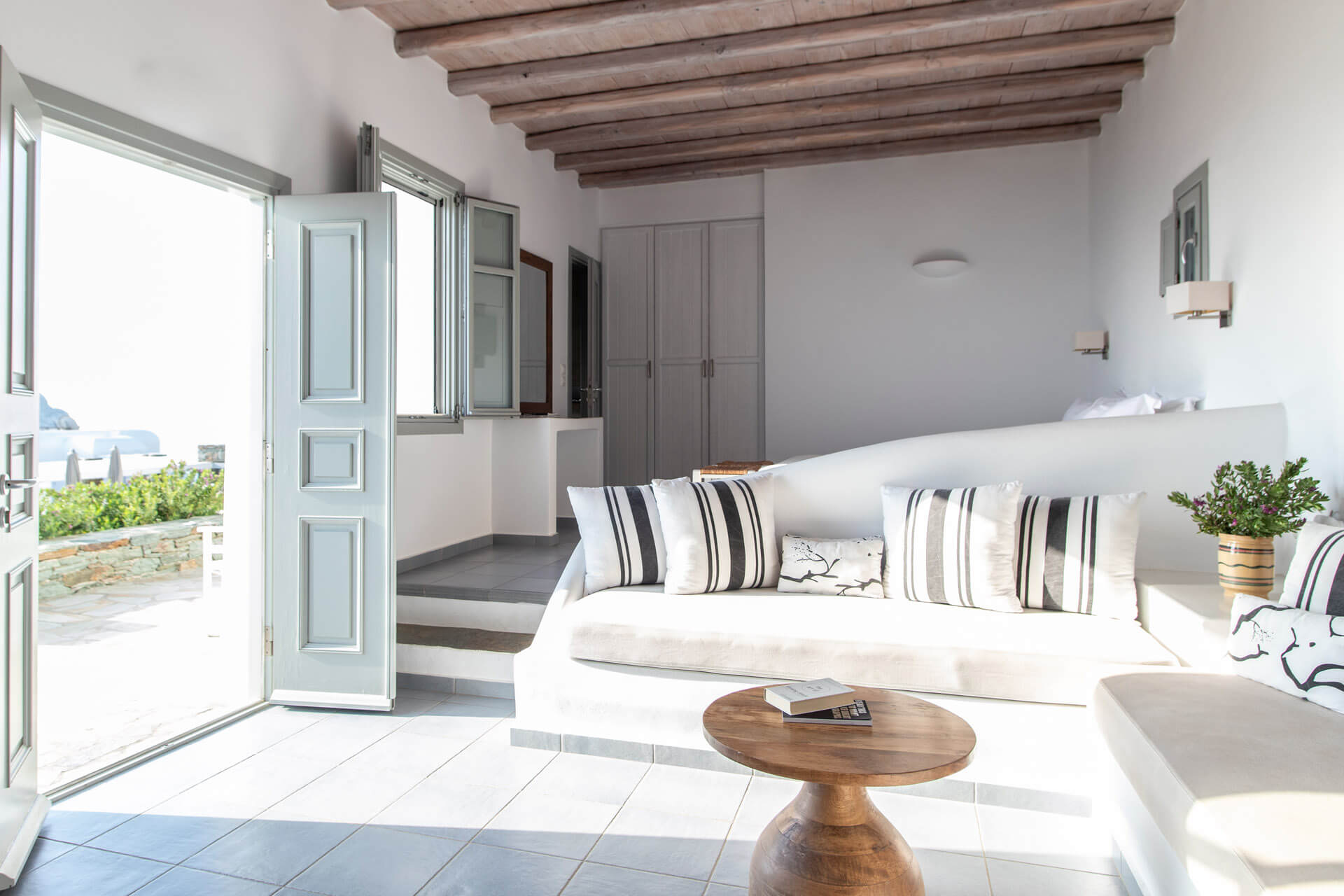hotel-folegandros-suite-dendro-01